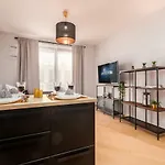 Comfortable Apartment With Parking Near Progresja Music Club *