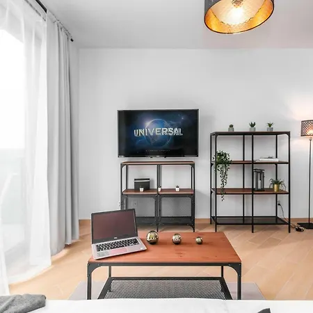 Comfortable Apartment With Parking Near Progresja Music Club * Warszawa