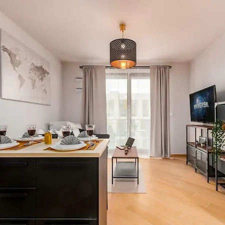 شقة Comfortable Apartment With Parking Near Progresja Music Club وارسو